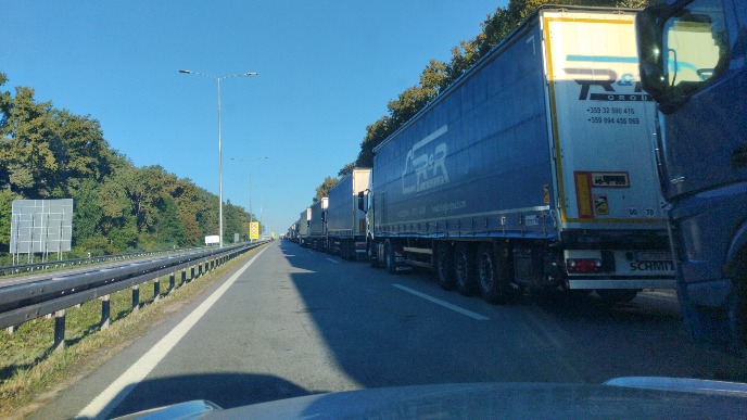 Kamioni čekaju pet sati